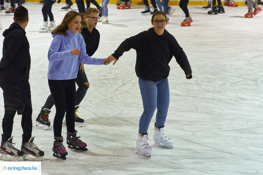Megnyitott a jégpálya - 20211112