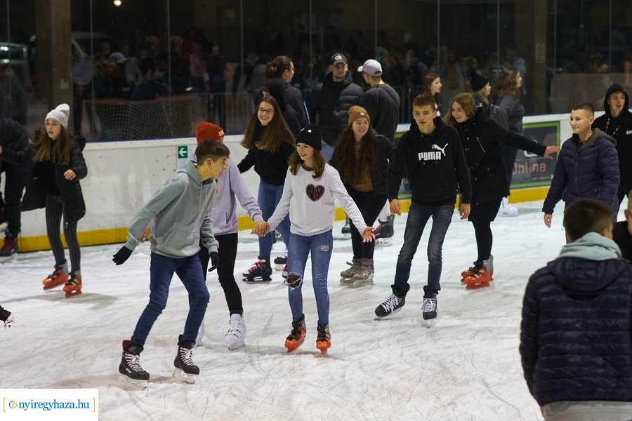 Megnyitott a jégpálya - 20211112