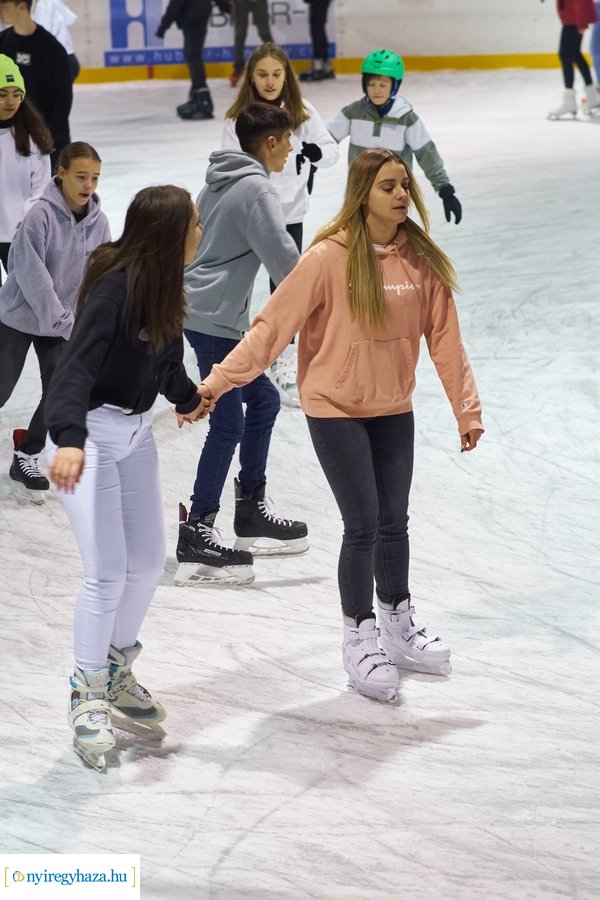 Megnyitott a jégpálya - 20211112