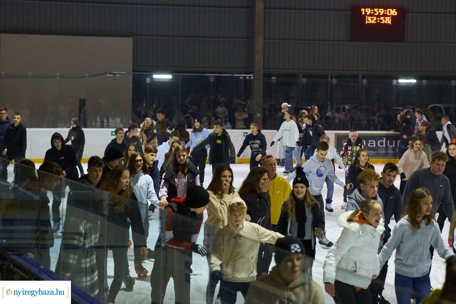 Megnyitott a jégpálya - 20211112