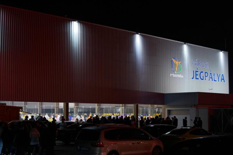 Megnyitott a jégpálya - 20211112