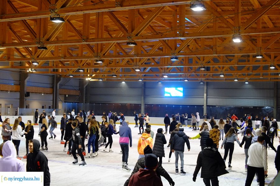 Megnyitott a jégpálya 20221114