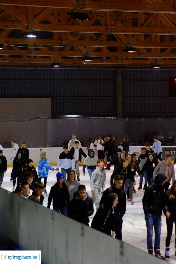 Megnyitott a jégpálya 20221114