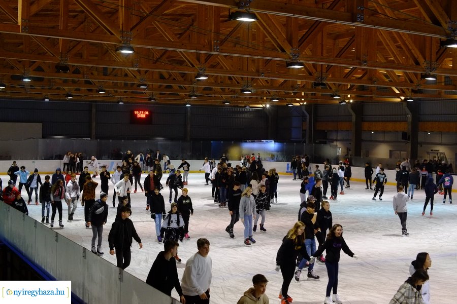 Megnyitott a jégpálya 20221114