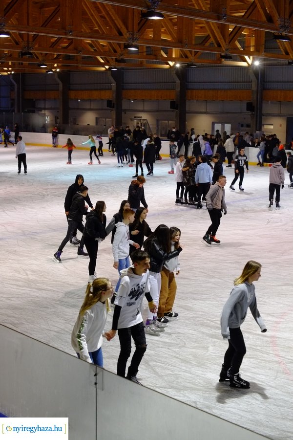 Megnyitott a jégpálya 20221114