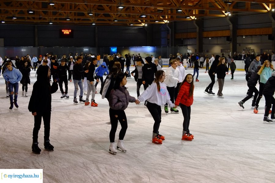 Megnyitott a jégpálya 20221114