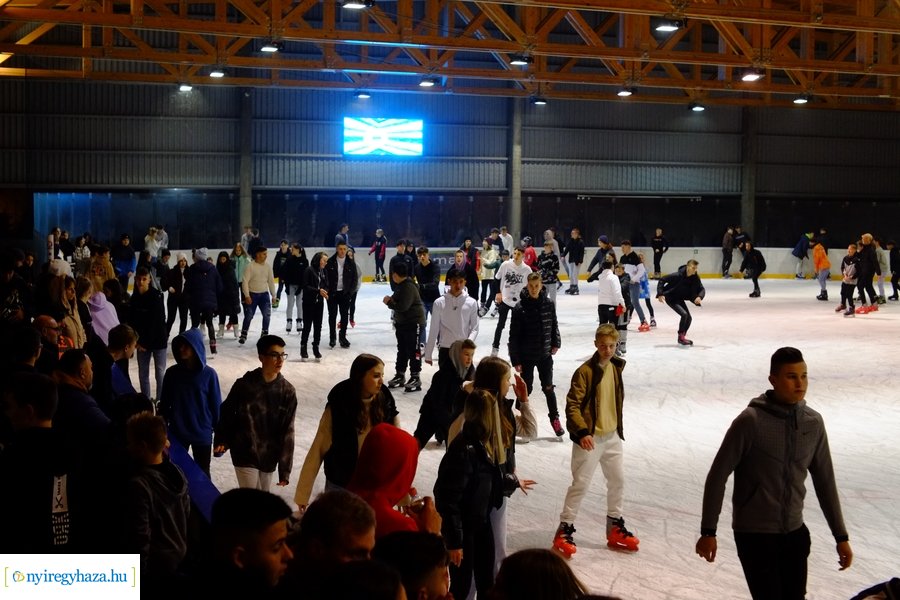 Megnyitott a jégpálya 20221114
