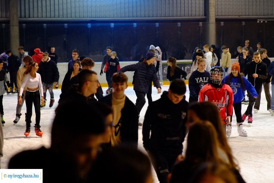 Megnyitott a jégpálya 20221114