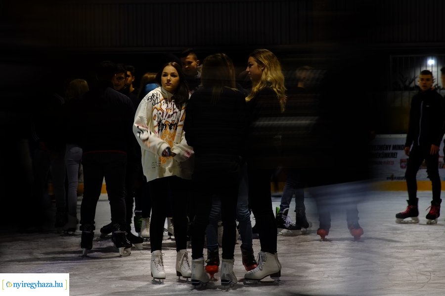 Megnyitott a jégpálya 20221114