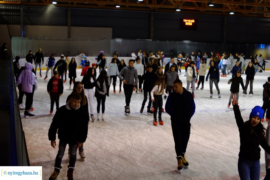 Megnyitott a jégpálya 20221114