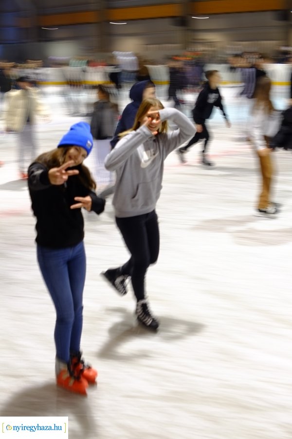 Megnyitott a jégpálya 20221114