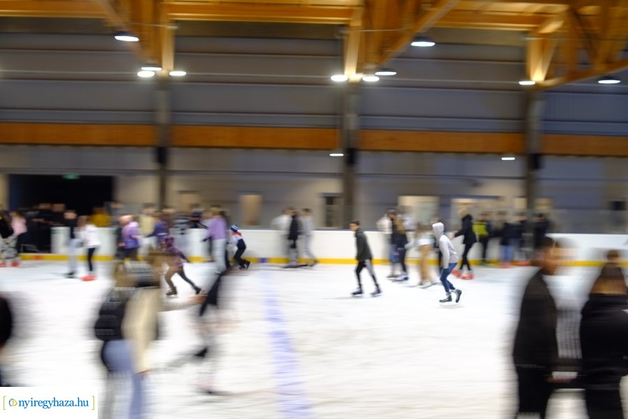 Megnyitott a jégpálya 20221114