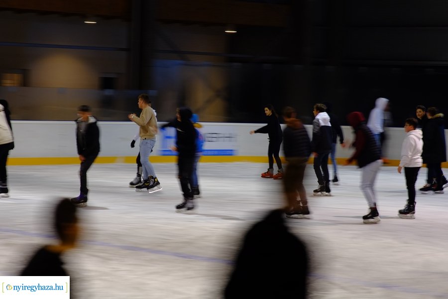 Megnyitott a jégpálya 20221114
