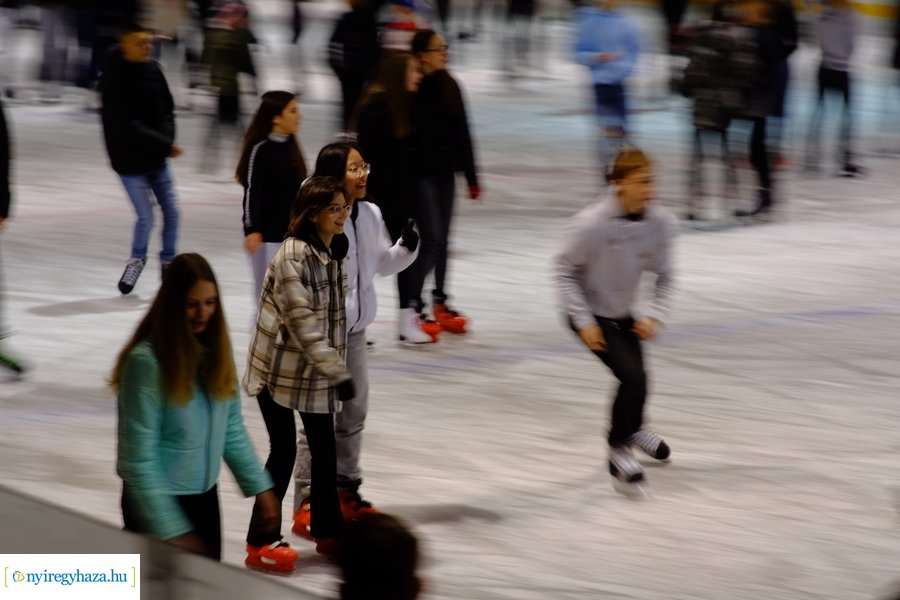 Megnyitott a jégpálya 20221114