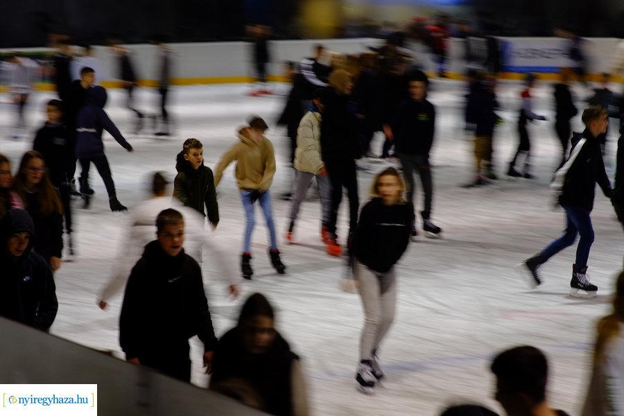 Megnyitott a jégpálya 20221114