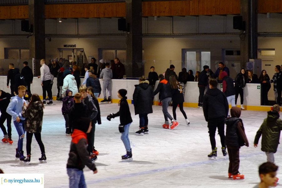 Megnyitott a jégpálya 20221114