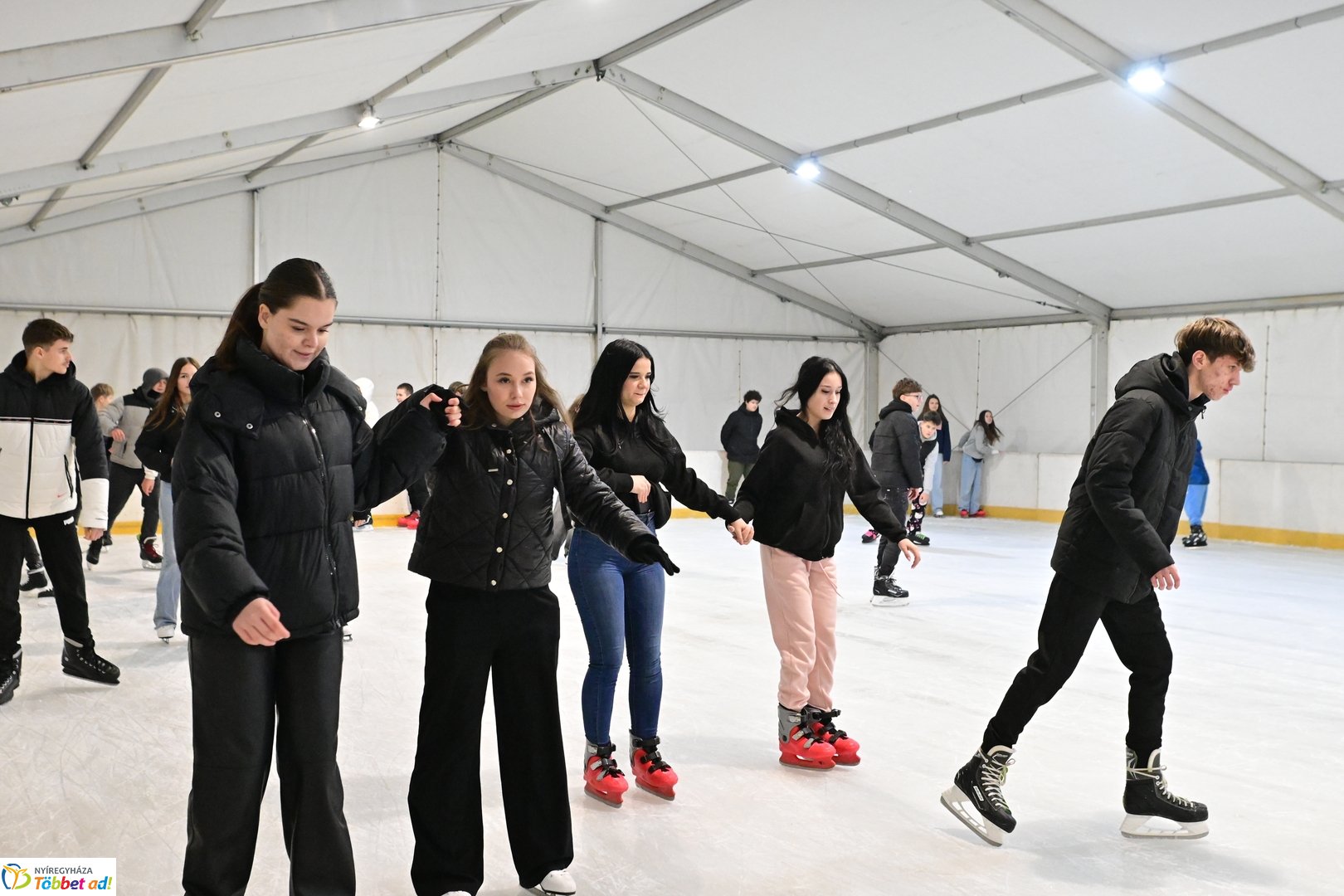 Megnyitott a jégpálya - 2025