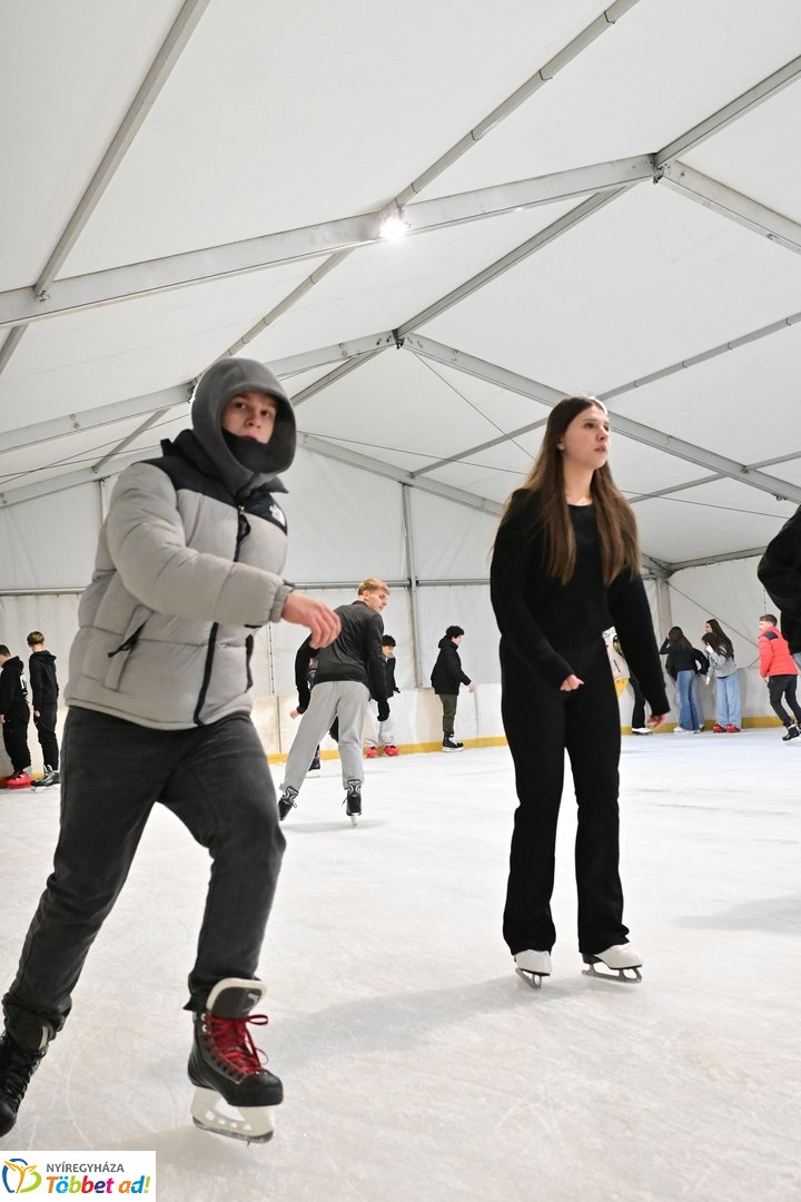 Megnyitott a jégpálya - 2025