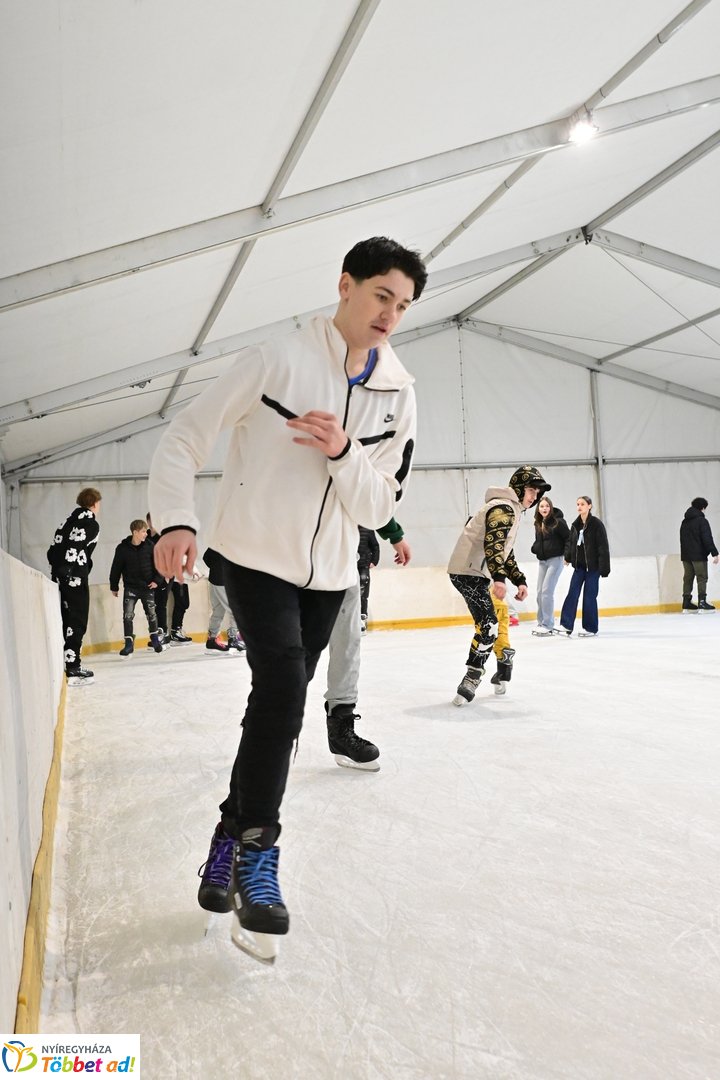 Megnyitott a jégpálya - 2025