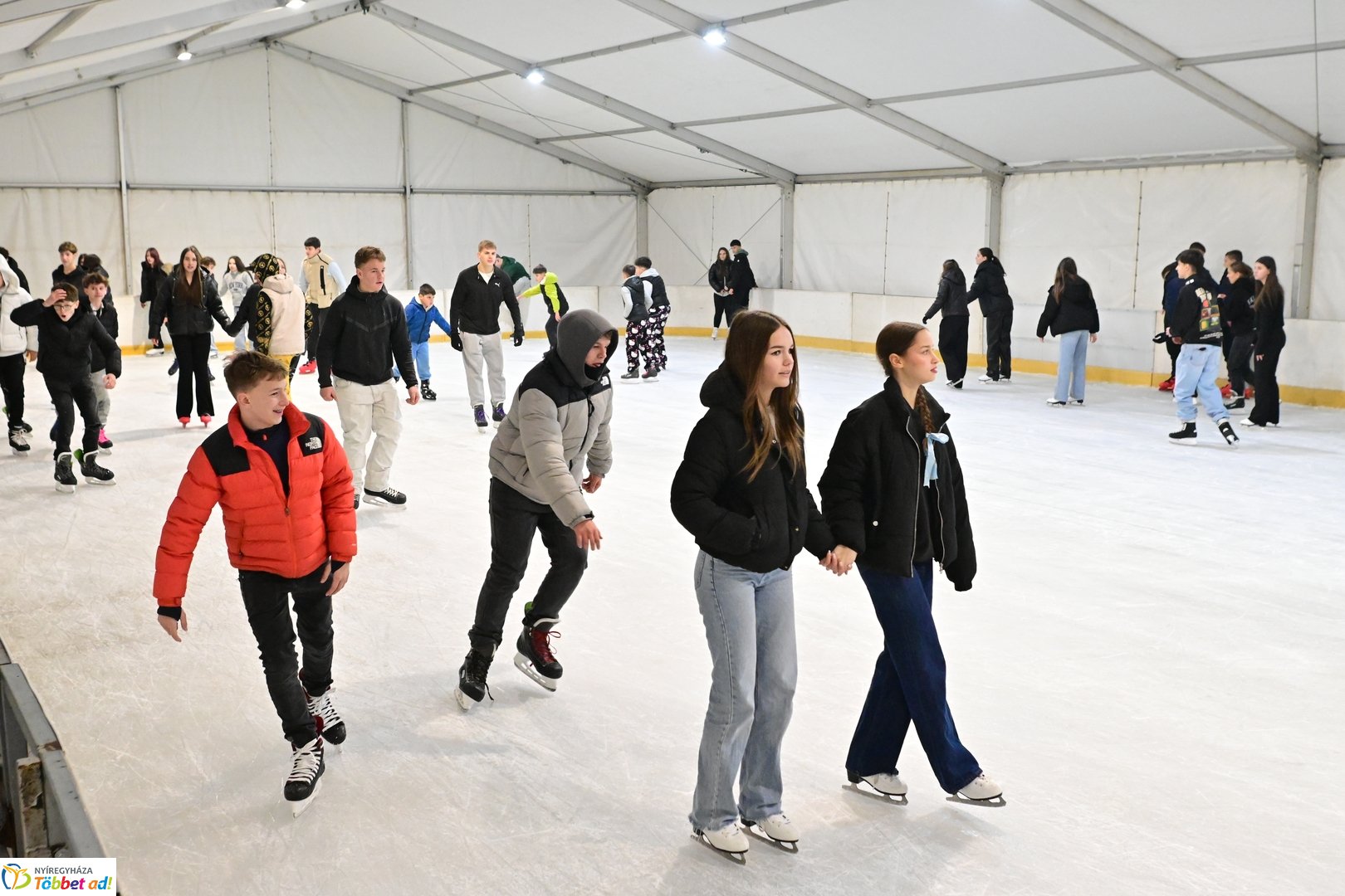 Megnyitott a jégpálya - 2025
