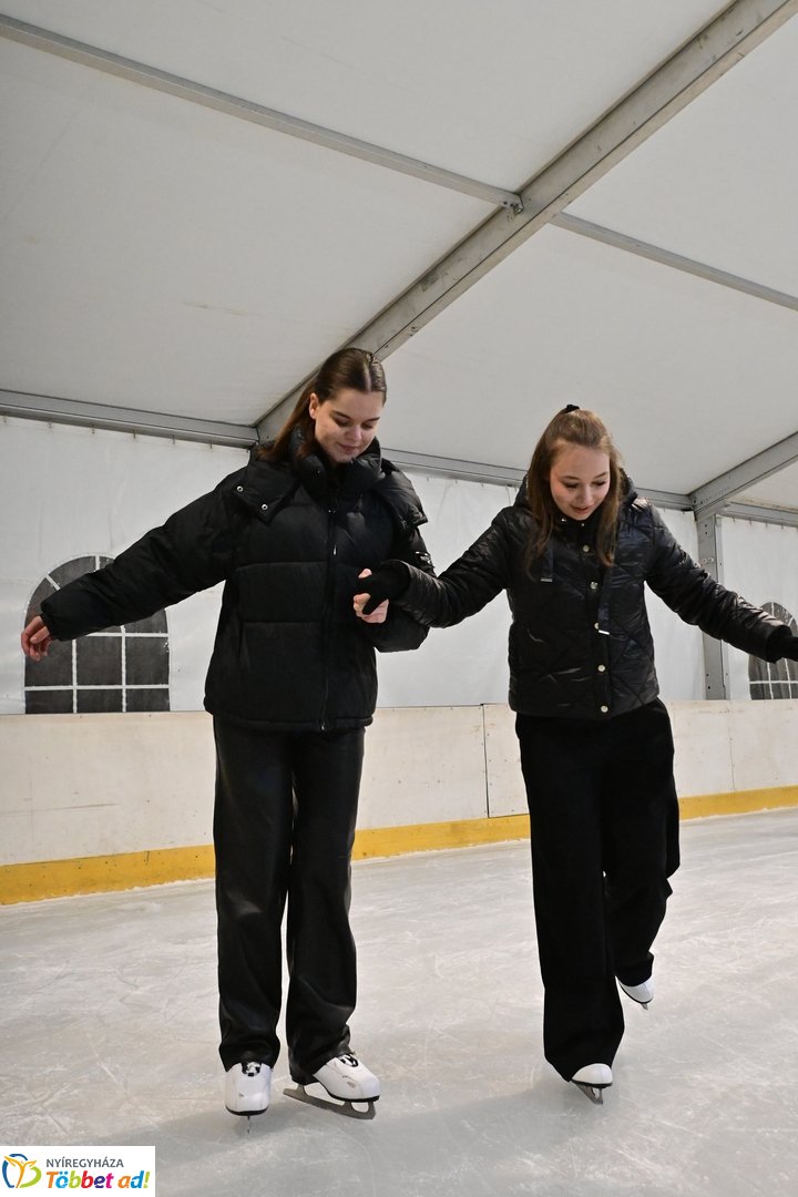Megnyitott a jégpálya - 2025