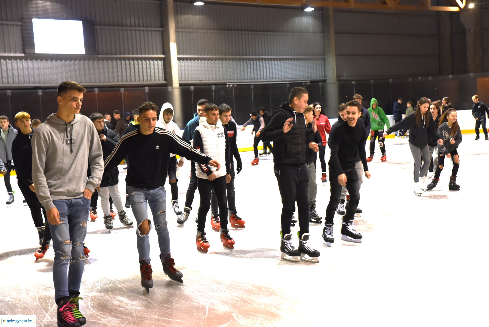 Megnyitott a Városi Jégpálya 