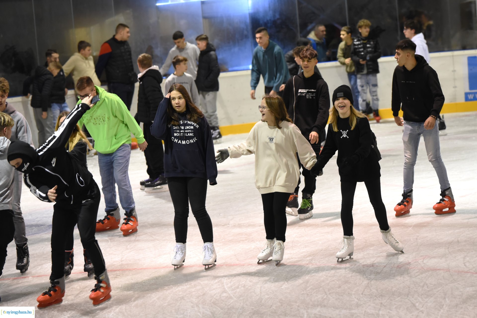 Megnyitott a Városi Jégpálya 