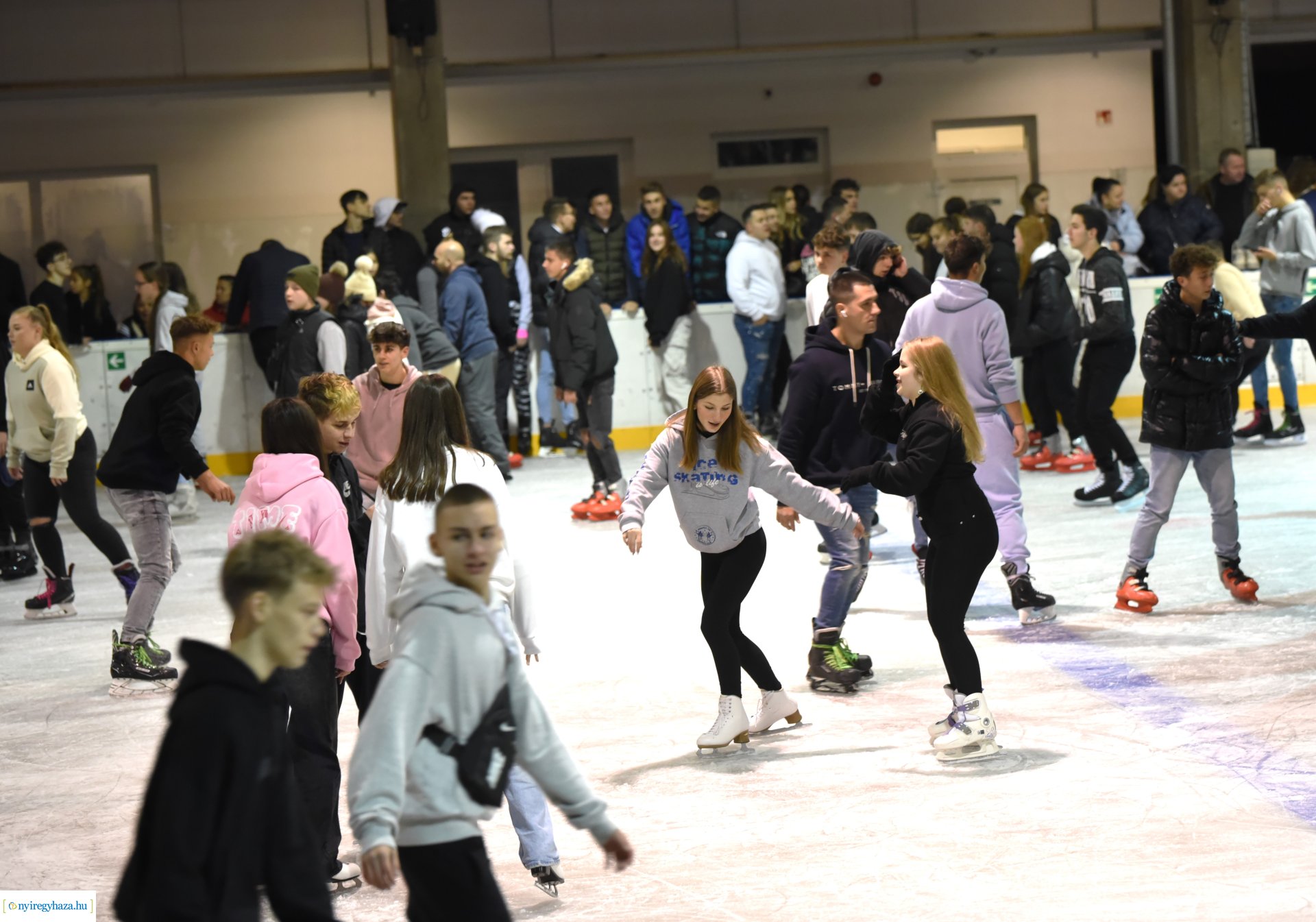 Megnyitott a Városi Jégpálya 