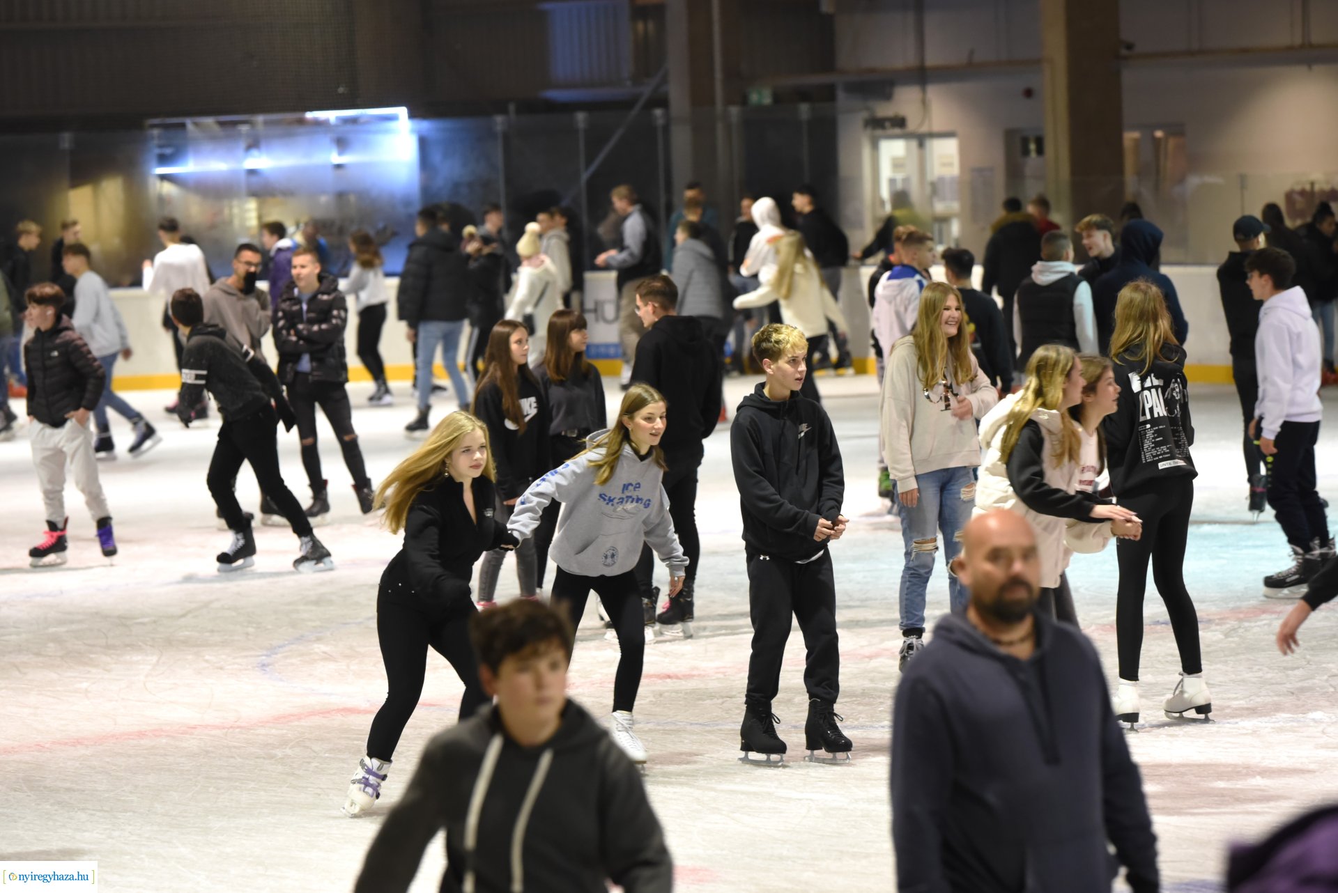 Megnyitott a Városi Jégpálya 