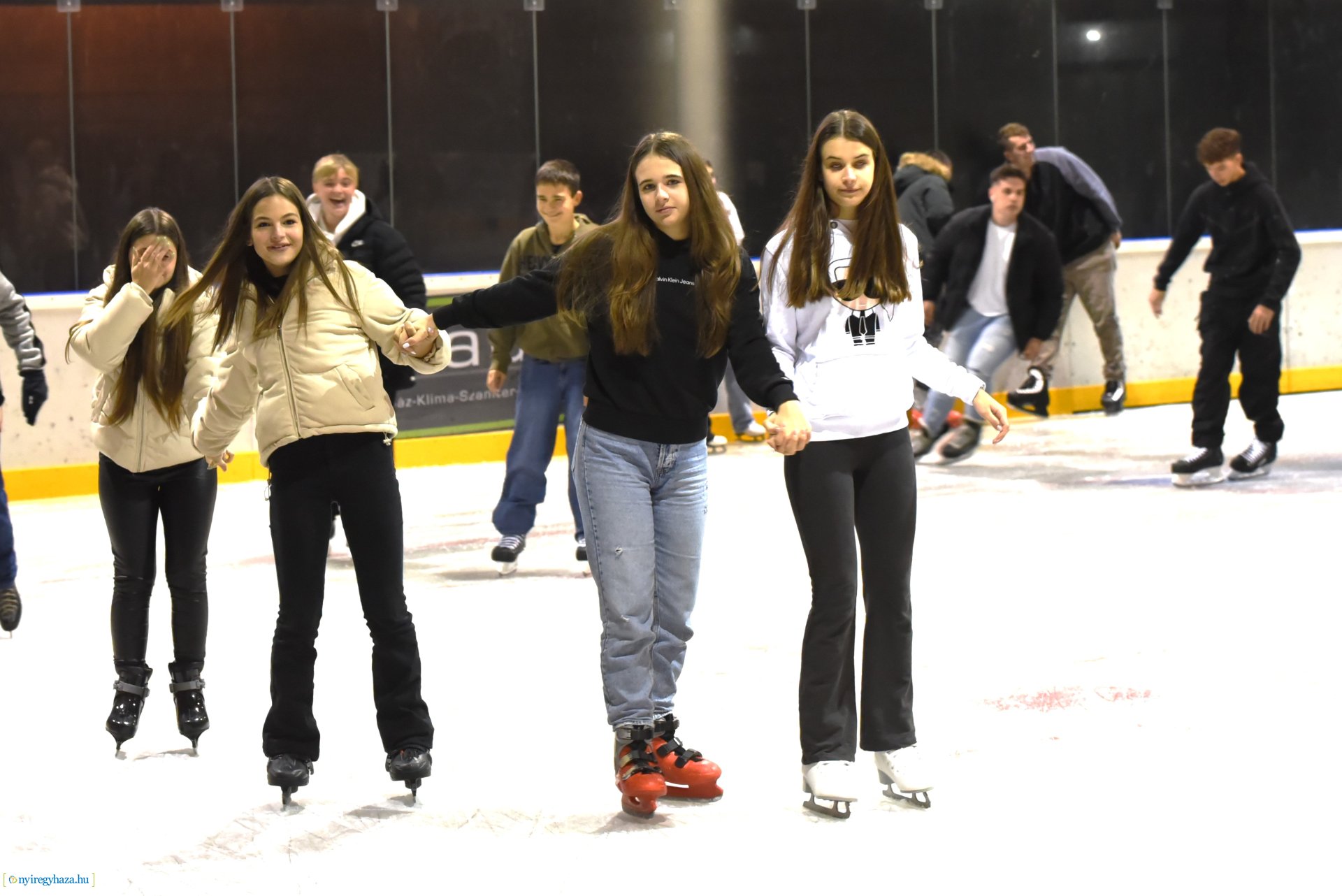 Megnyitott a Városi Jégpálya 