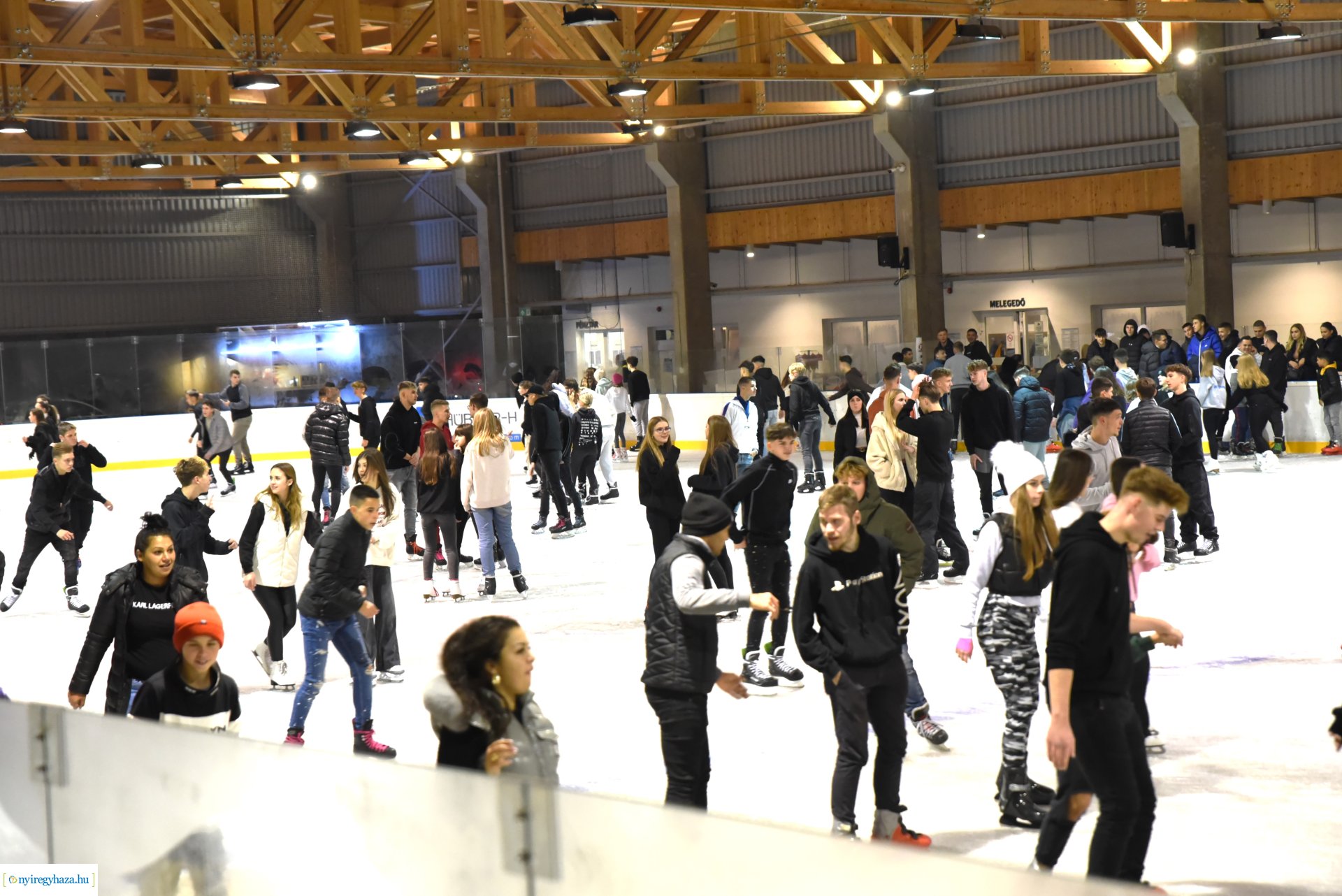 Megnyitott a Városi Jégpálya 