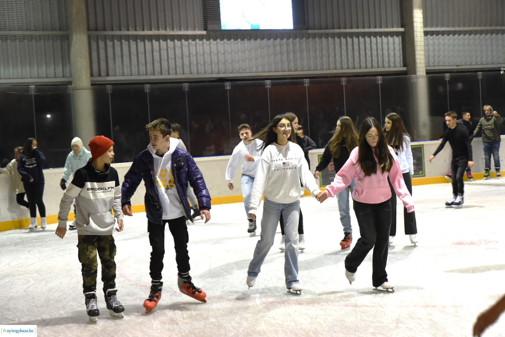 Megnyitott a Városi Jégpálya 