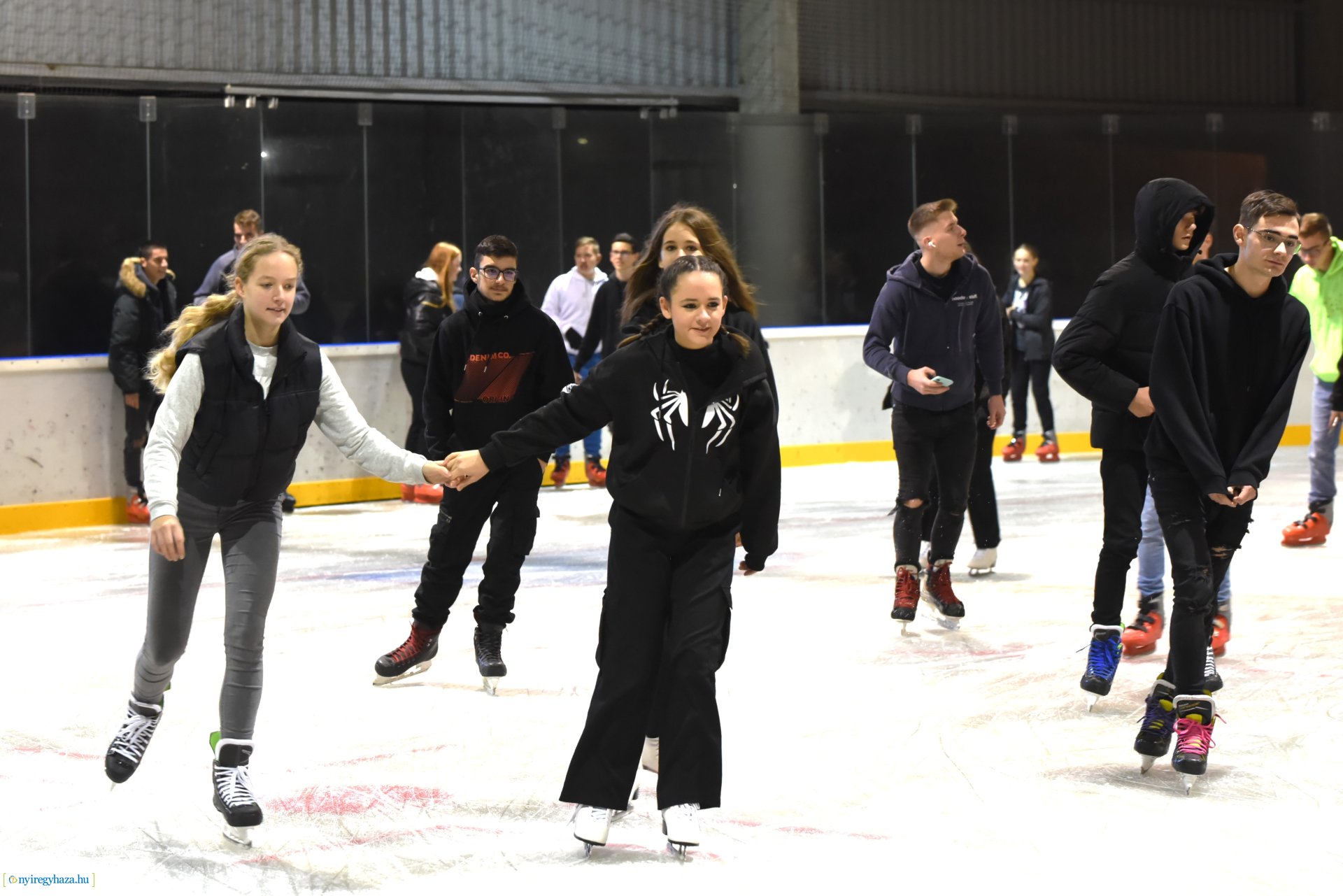 Megnyitott a Városi Jégpálya 