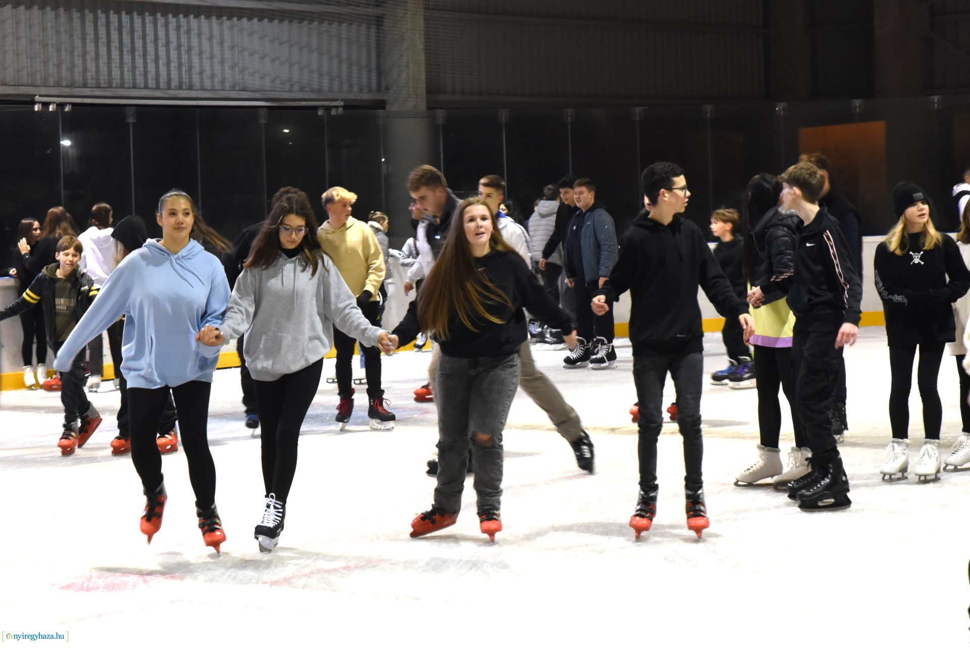 Megnyitott a Városi Jégpálya 