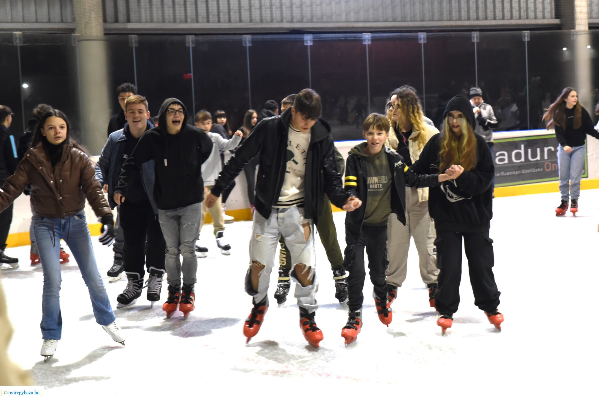 Megnyitott a Városi Jégpálya 