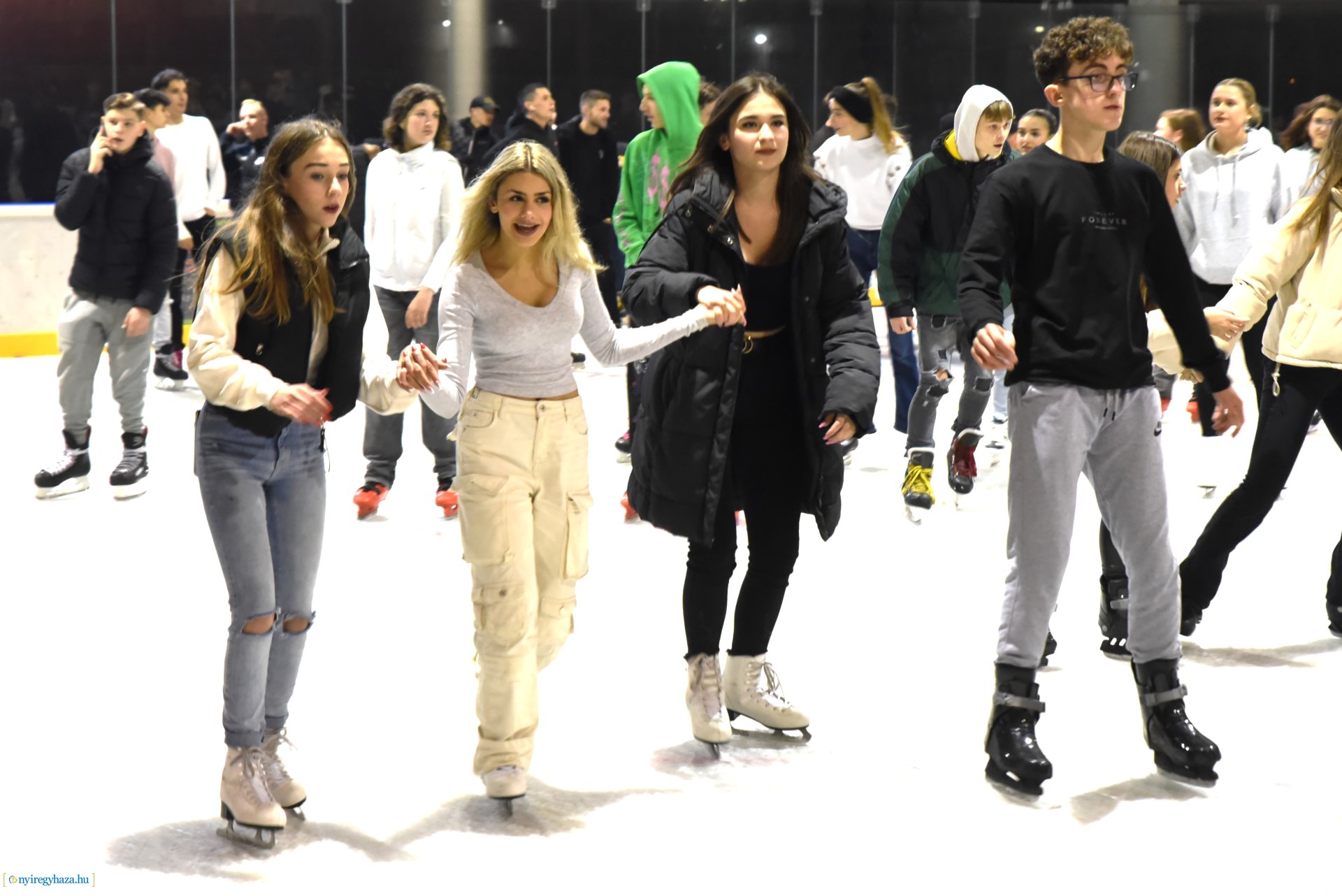 Megnyitott a Városi Jégpálya 