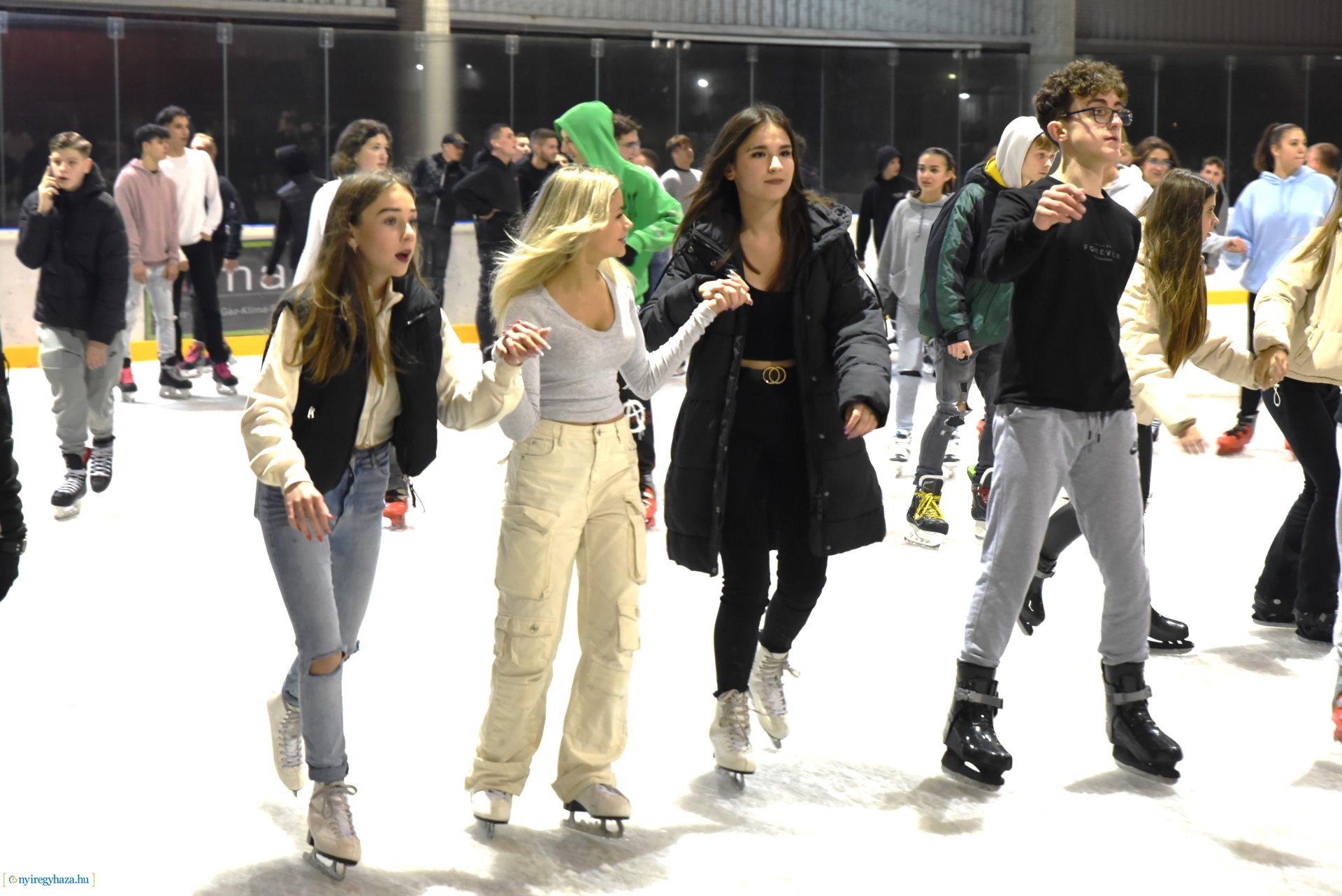 Megnyitott a Városi Jégpálya 