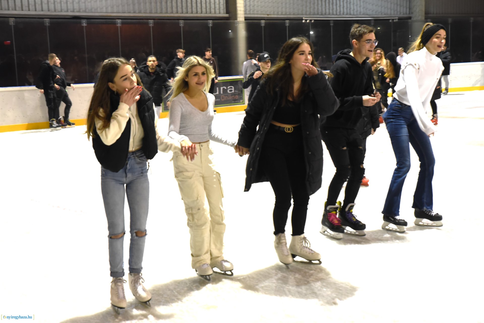 Megnyitott a Városi Jégpálya 