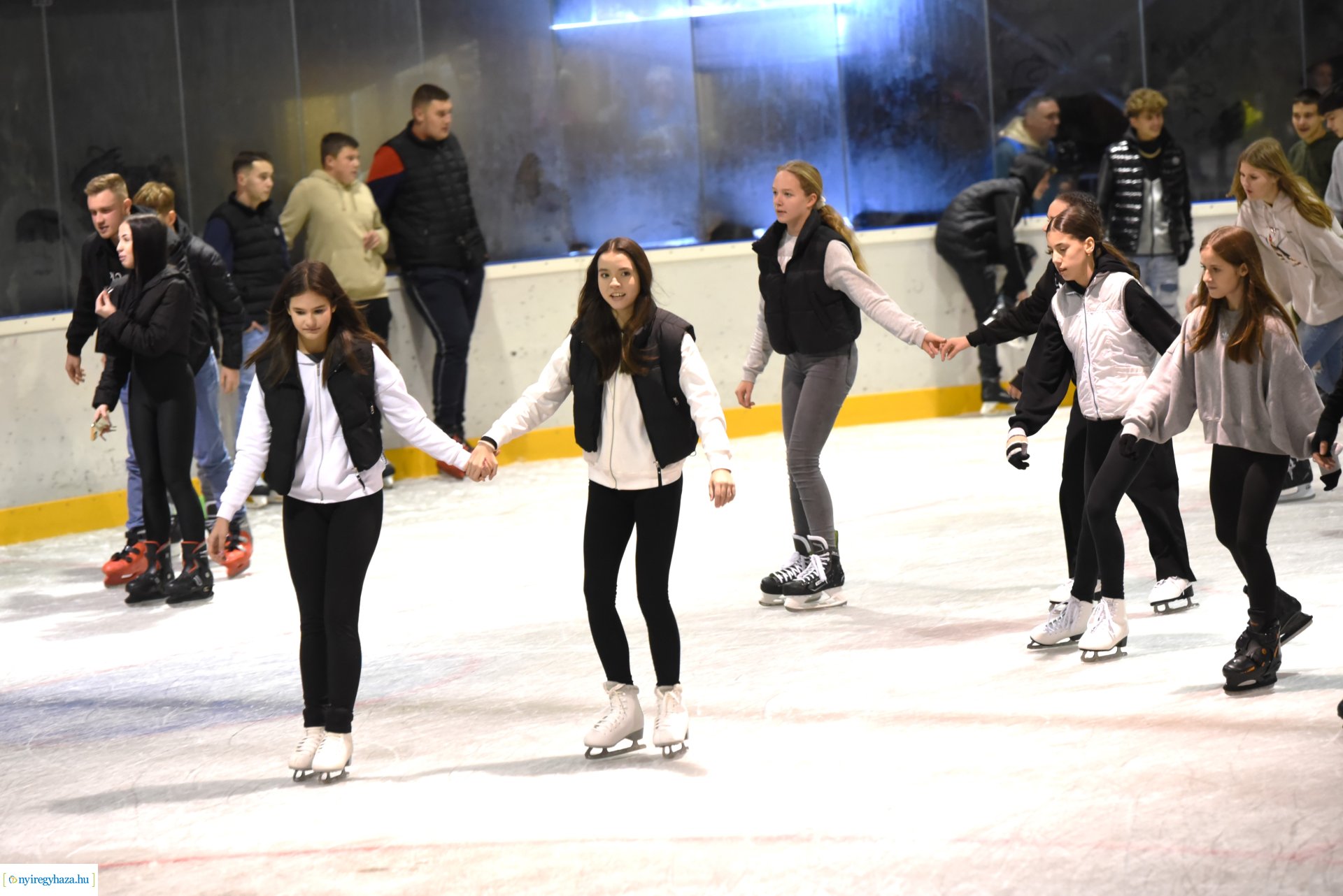 Megnyitott a Városi Jégpálya 