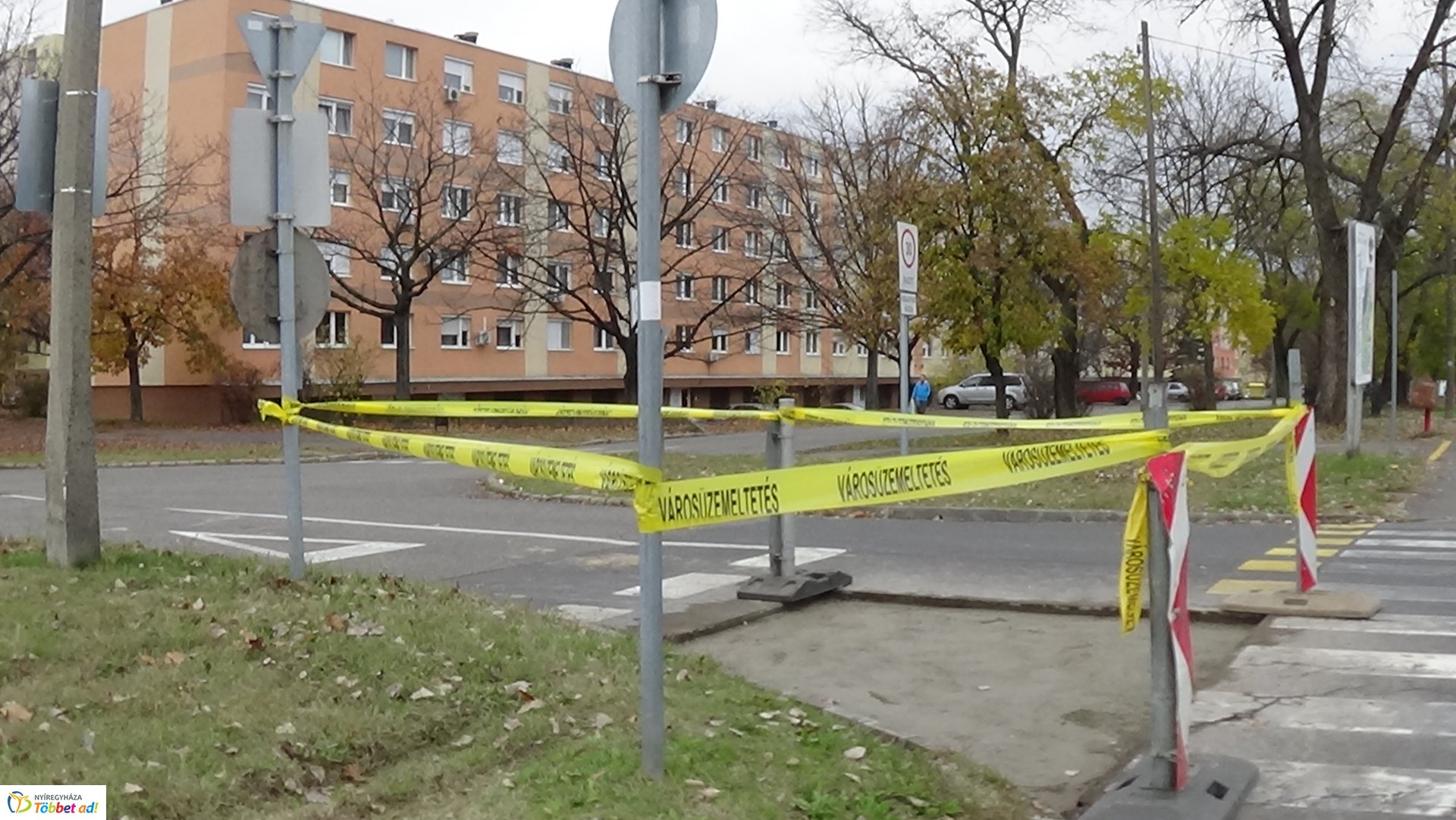 Megsüllyedt az aszfaltburkolat a Korányi Frigyes út és Május 1. tér kereszteződésében