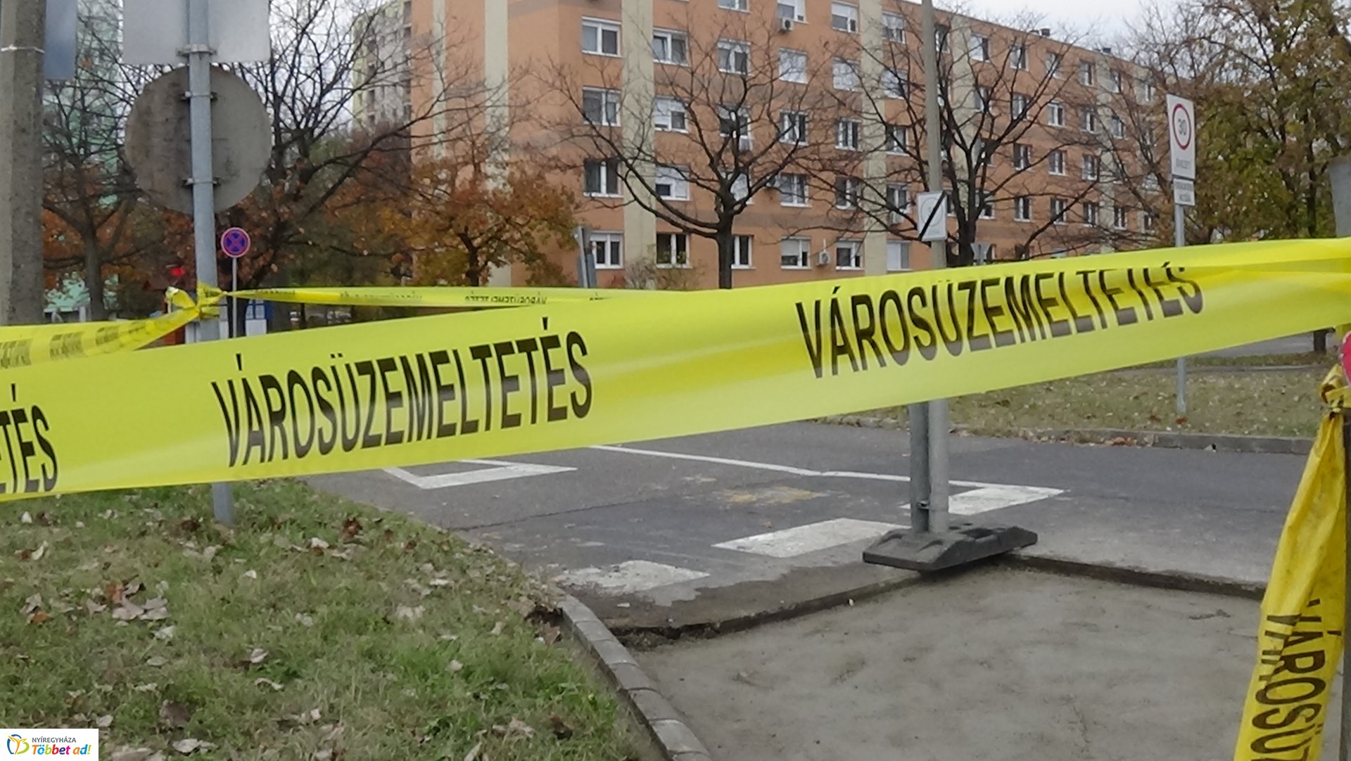 Megsüllyedt az aszfaltburkolat a Korányi Frigyes út és Május 1. tér kereszteződésében