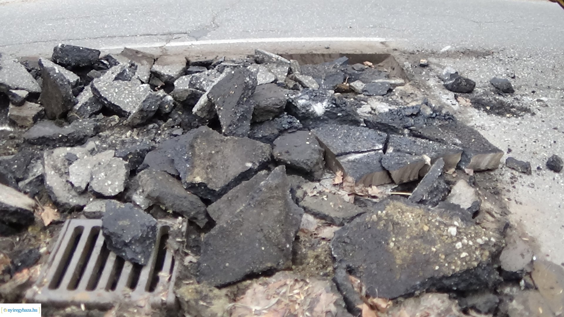 Megsüllyedt az úttest a Honvéd utcán, elkezdődött a helyreállítás