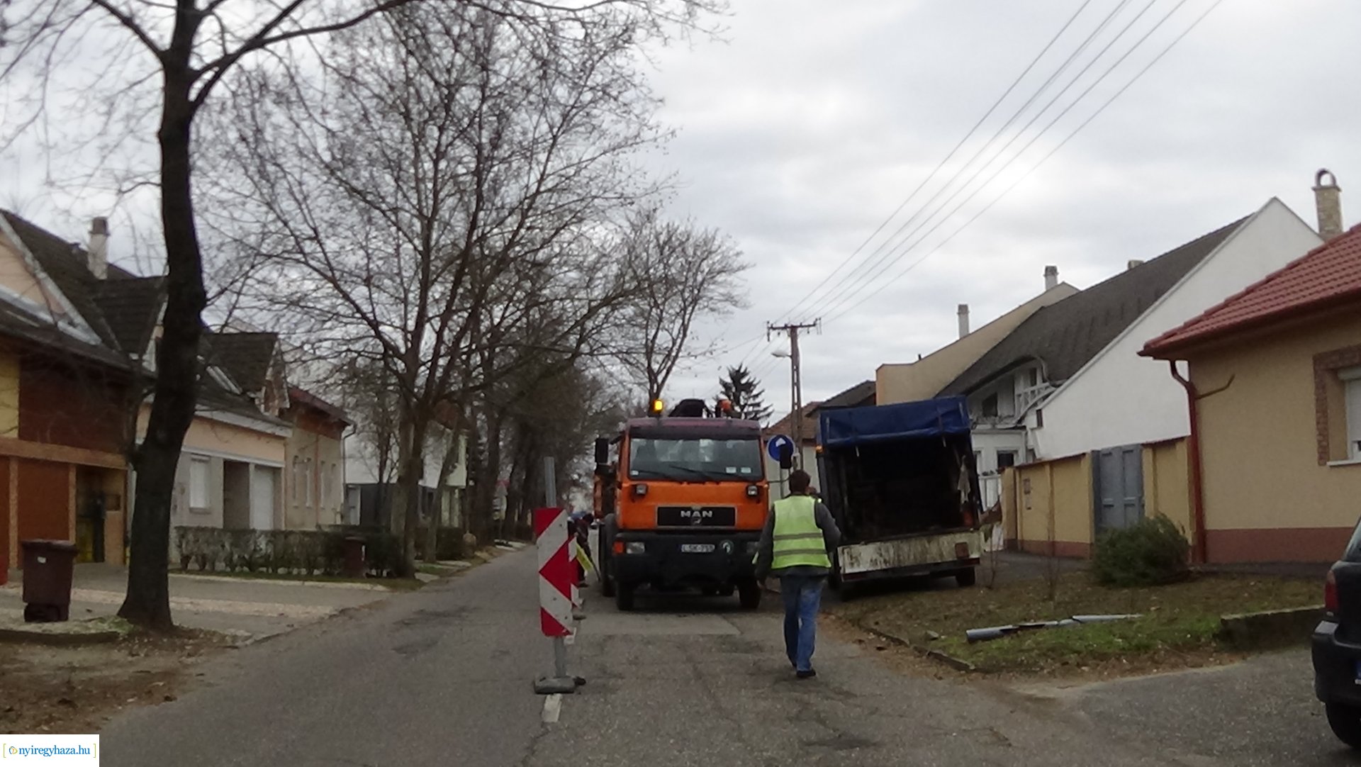 Megsüllyedt az úttest a Honvéd utcán, elkezdődött a helyreállítás