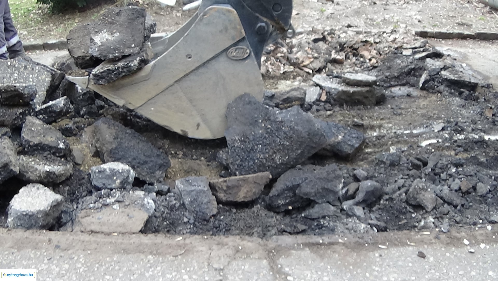 Megsüllyedt az úttest a Honvéd utcán, elkezdődött a helyreállítás