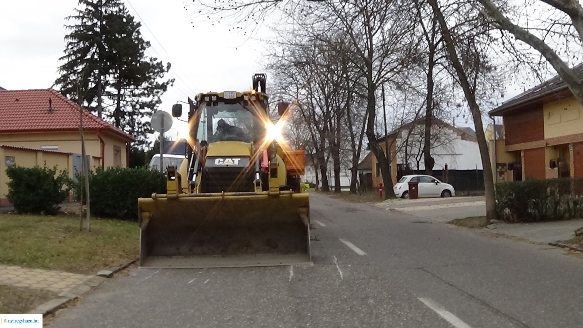 Megsüllyedt az úttest a Honvéd utcán, elkezdődött a helyreállítás