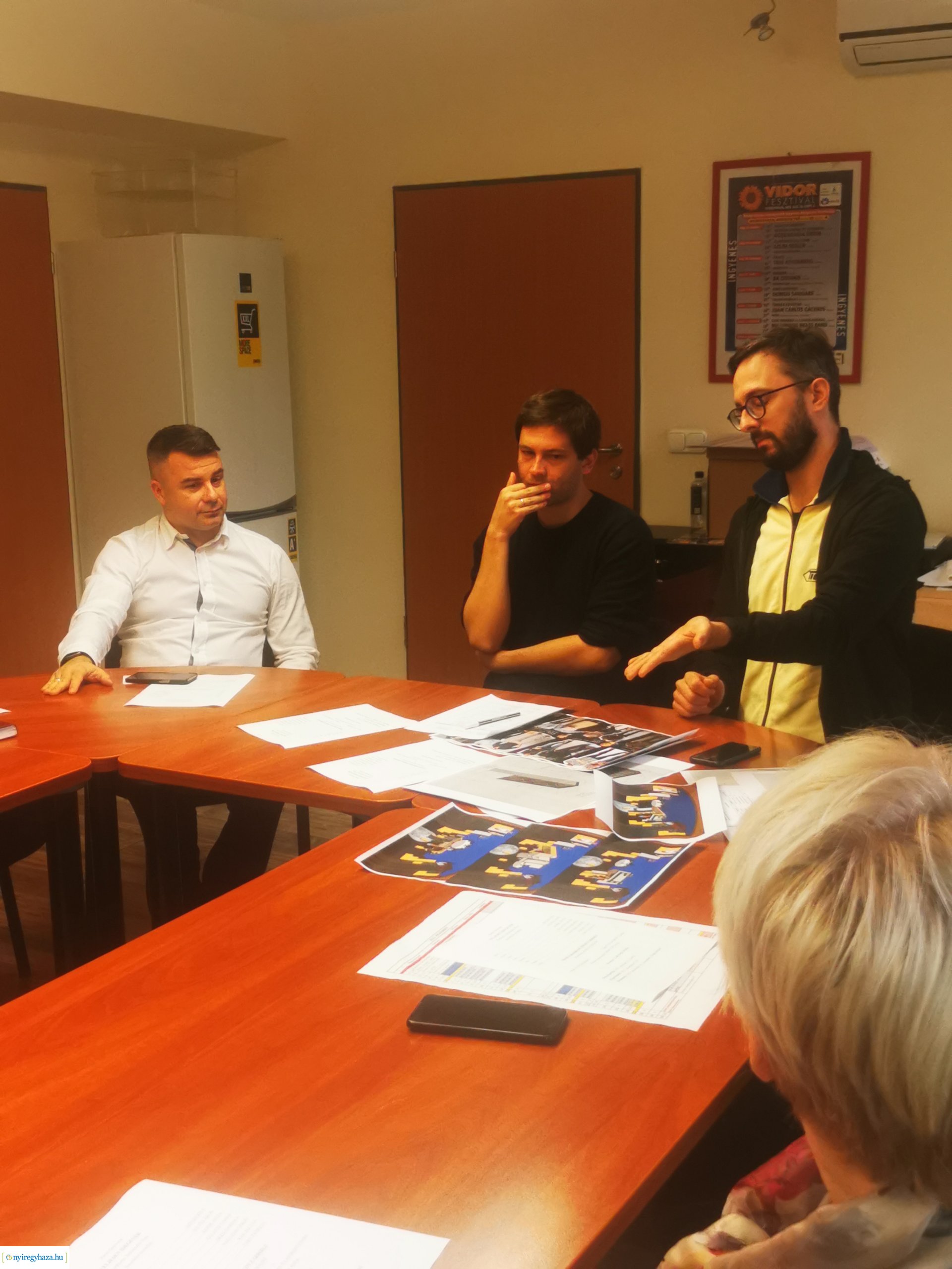 Megtartották a Teljesen idegenek előadás díszlet-, és jelmezterveinek elfogadását a színházban