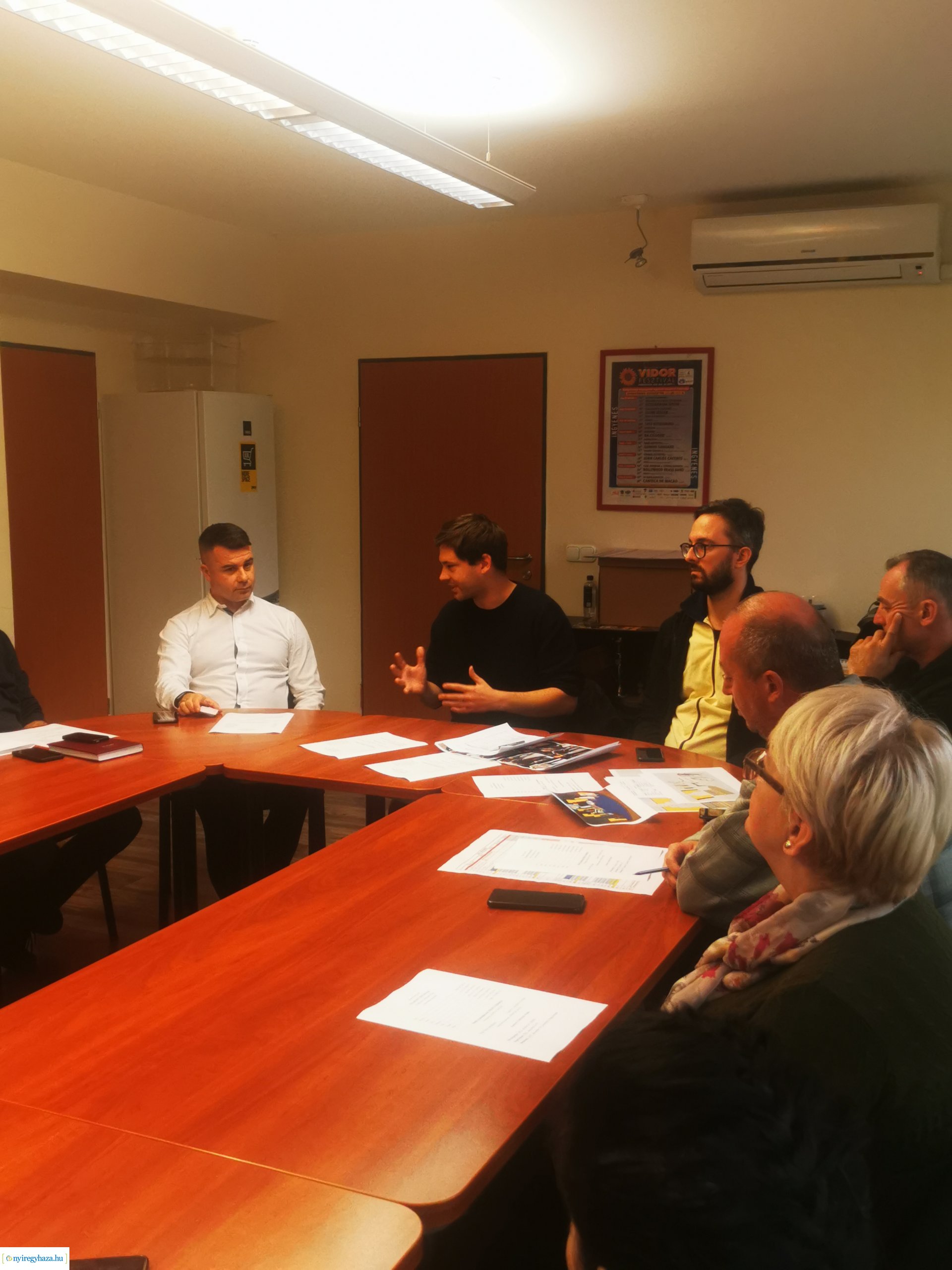 Megtartották a Teljesen idegenek előadás díszlet-, és jelmezterveinek elfogadását a színházban