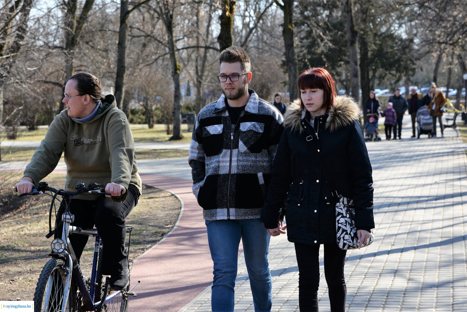 Megtelt Sóstó a tavaszi napsütésben