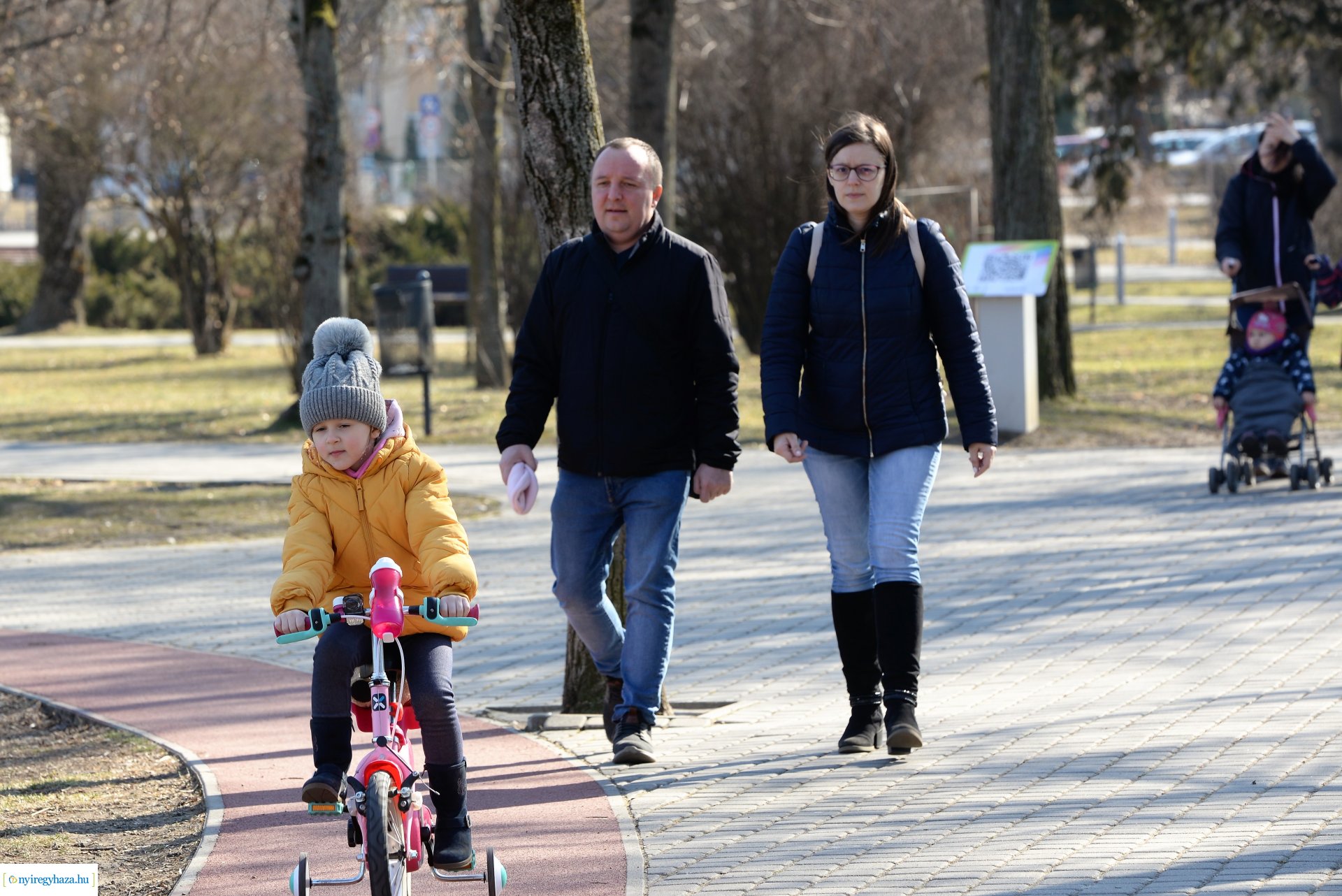Megtelt Sóstó a tavaszi napsütésben