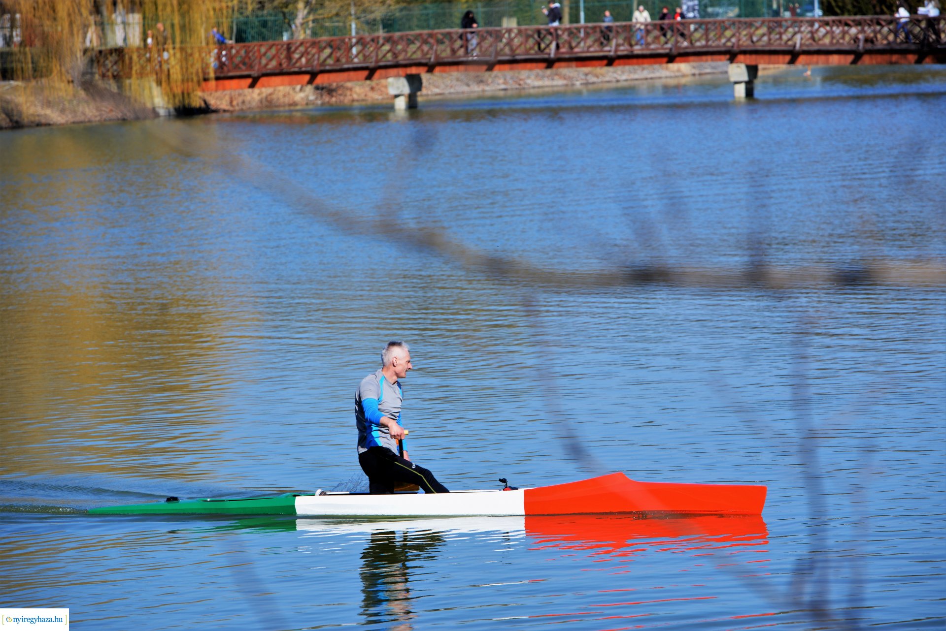 Megtelt Sóstó a tavaszi napsütésben